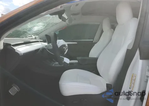 2022 Tesla Model Y z USA, uszkodzony, nr VIN 7SAYGDEF4NF529899